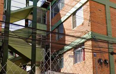 Imagem: O apartamento possui 2 Dormitórios, 1 Banheiro, 1 Vaga na garagem