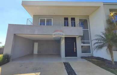 Imagem: A casa em condomínio possui 4 Dormitórios, 5 Banheiros, 4