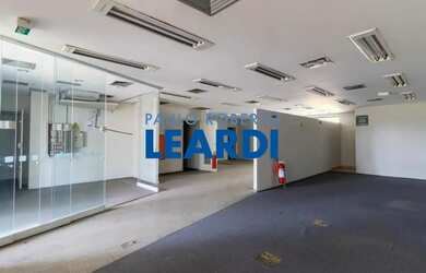 Imagem: O depósito possui 5 Vagas na garagem, 180m² de Área e está