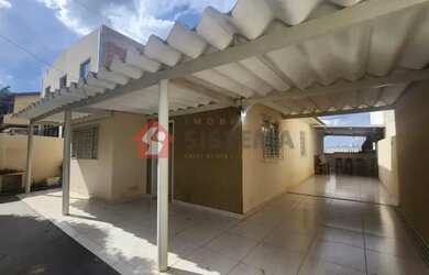 Imagem: A casa possui 3 Dormitórios, 3 Banheiros, 2 Vagas na garagem