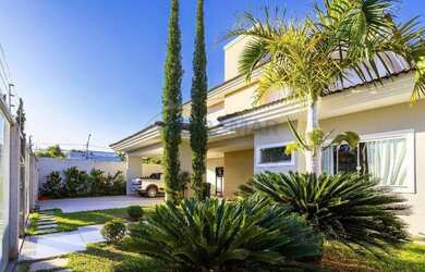 Imagem: A casa possui 4 Dormitórios, 5 Banheiros, 4 Vagas na garagem