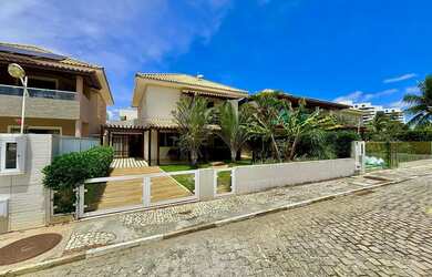 Imagem: A casa em condomínio possui 5 Dormitórios, 4 Banheiros, 3