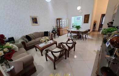 Imagem: A casa possui 3 Dormitórios, 4 Banheiros, 2 Vagas na garagem