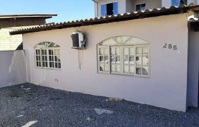 Imagem: A casa possui 2 Dormitórios, 1 Banheiro, 1 Vaga na garagem