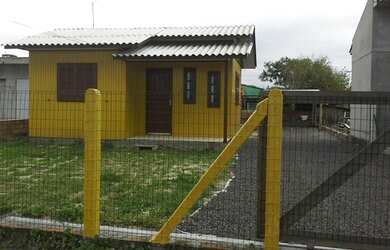 Imagem: A casa possui 2 Dormitórios, 1 Banheiro, 1 Vaga na garagem