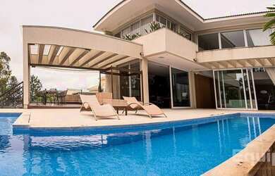 Imagem: A casa possui 5 Dormitórios, 4 Banheiros, 5 Vagas na garagem