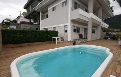 Imagem: A casa possui 5 Dormitórios, 5 Banheiros, 5 Vagas na garagem