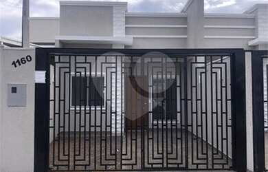 Imagem: A casa possui 3 Dormitórios, 1 Banheiro, 2 Vagas na garagem