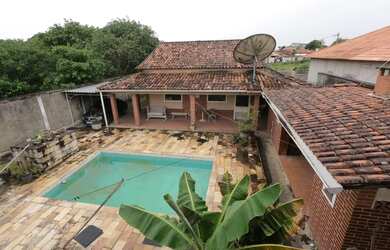 Imagem: A casa possui 5 Dormitórios, 5 Banheiros, 4 Vagas na garagem