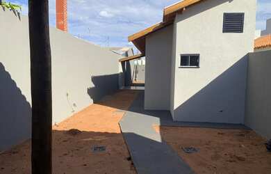 Imagem: A casa em condomínio possui 2 Dormitórios, 1 Banheiro, 2 Vagas