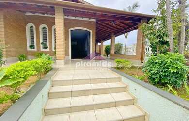 Imagem: A casa possui 4 Dormitórios, 2 Banheiros, 3 Vagas na garagem