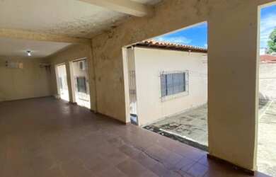 Imagem: A casa possui 3 Dormitórios, 3 Banheiros, 2 Vagas na garagem