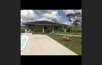 Imagem: A casa possui 2 Dormitórios e 4 Vagas na garagem e está localizado