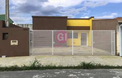 Imagem: A casa possui 3 Dormitórios, 2 Banheiros, 2 Vagas na garagem