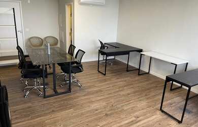 Imagem: O depósito possui 1 Vaga na garagem e 30m² de Área e está