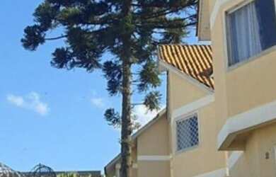 Imagem: A casa possui 3 Dormitórios, 2 Banheiros, 2 Vagas na garagem