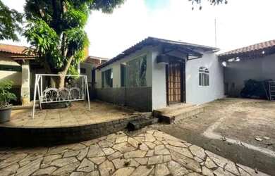 Imagem: A casa possui 2 Dormitórios, 2 Banheiros, 4 Vagas na garagem