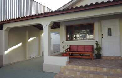 Imagem: A casa possui 5 Dormitórios, 2 Banheiros, 2 Vagas na garagem