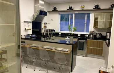 Imagem: A casa em condomínio possui 5 Dormitórios, 5 Banheiros, 4