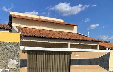 Imagem: A casa possui 4 Dormitórios, 4 Banheiros, 2 Vagas na garagem