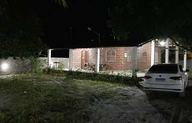 Imagem: A casa possui 3 Dormitórios, 2 Banheiros, 5 Vagas na garagem