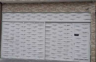 Imagem: A casa possui 3 Dormitórios, 2 Banheiros, 2 Vagas na garagem