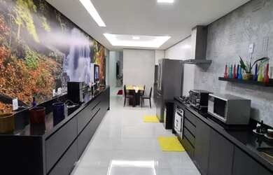 Imagem: A casa possui 3 Dormitórios, 3 Banheiros, 3 Vagas na garagem