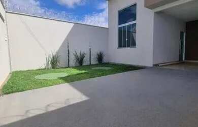 Imagem: A casa possui 3 Dormitórios, 2 Banheiros, 2 Vagas na garagem