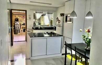 Imagem: A casa possui 3 Dormitórios, 2 Banheiros, 2 Vagas na garagem