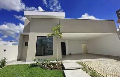 Imagem: A casa possui 4 Dormitórios, 2 Banheiros, 2 Vagas na garagem