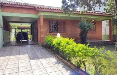 Imagem: A casa possui 3 Dormitórios, 4 Banheiros, 2 Vagas na garagem