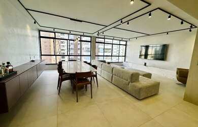 Imagem: O apartamento possui 4 Dormitórios, 4 Banheiros, 2 Vagas na