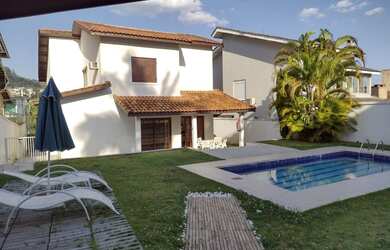 Imagem: A casa em condomínio possui 4 Dormitórios, 5 Banheiros, 4