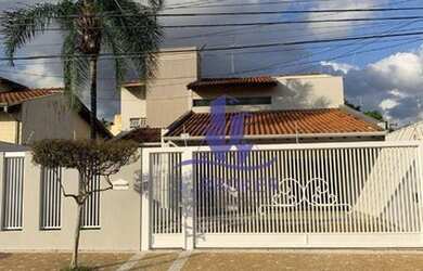 Imagem: A casa possui 4 Dormitórios, 3 Banheiros, 4 Vagas na garagem