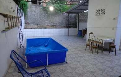 Imagem: A casa possui 3 Dormitórios, 2 Banheiros, 5 Vagas na garagem