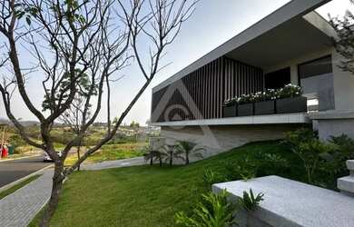 Imagem: A casa em condomínio possui 4 Dormitórios, 5 Banheiros, 5