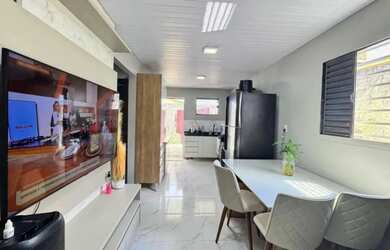 Imagem: A casa possui 2 Dormitórios, 2 Banheiros, 2 Vagas na garagem