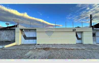 Imagem: A casa possui 4 Dormitórios, 3 Banheiros, 517m² de Área e