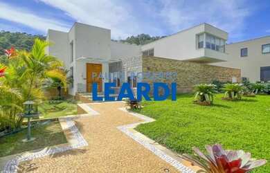 Imagem: A casa em condomínio possui 4 Dormitórios, 5 Banheiros, 5