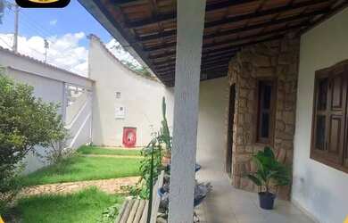 Imagem: A casa possui 4 Dormitórios, 2 Banheiros e 352m² de Área