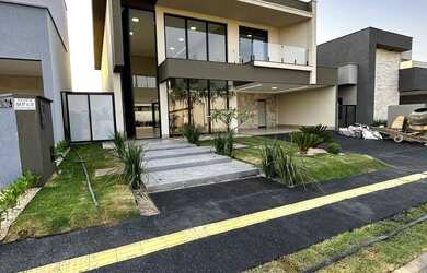 Imagem: A casa possui 4 Dormitórios, 5 Banheiros, 4 Vagas na garagem