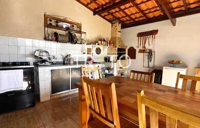 Imagem: A casa possui 5 Dormitórios, 3 Banheiros, 3 Vagas na garagem