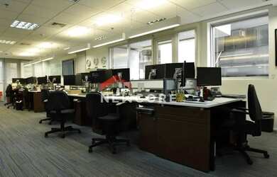 Imagem: O depósito possui 5 Vagas na garagem e 392m² de Área e está