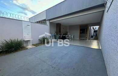 Imagem: A casa possui 3 Dormitórios, 2 Banheiros, 3 Vagas na garagem