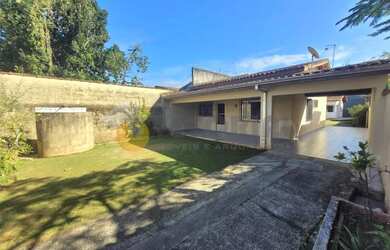 Imagem: A casa possui 3 Dormitórios, 3 Banheiros, 4 Vagas na garagem