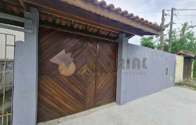 Imagem: A casa possui 3 Dormitórios, 3 Banheiros, 5 Vagas na garagem