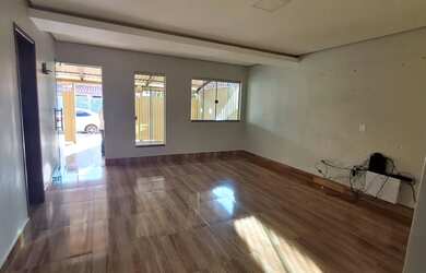 Imagem: A casa possui 2 Dormitórios, 2 Banheiros, 3 Vagas na garagem