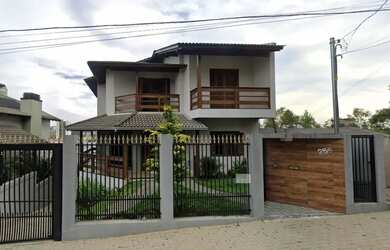 Imagem: A casa possui 4 Dormitórios, 2 Banheiros, 1 Vaga na garagem
