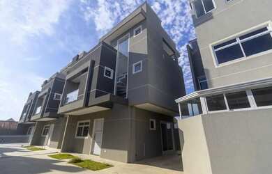 Imagem: A casa possui 3 Dormitórios, 2 Banheiros, 2 Vagas na garagem