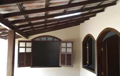 Imagem: A casa possui 3 Dormitórios, 2 Banheiros e está localizado